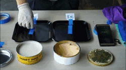 同一時間使用蜜蠟250的模具在差不多2秒后就掉落在桌面上，但使用常規蠟的模具還是牢牢地穩固貼在模具上，附著力十分強，由此可見使用蜜蠟250的脫膜效果更勝一籌。