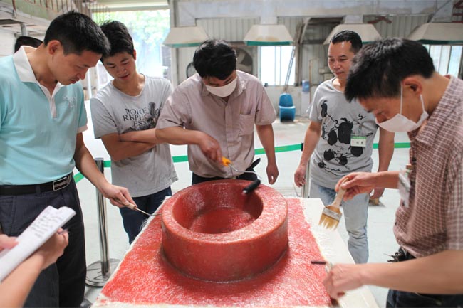 用輥筒壓實(shí)玻纖,排除多余樹脂